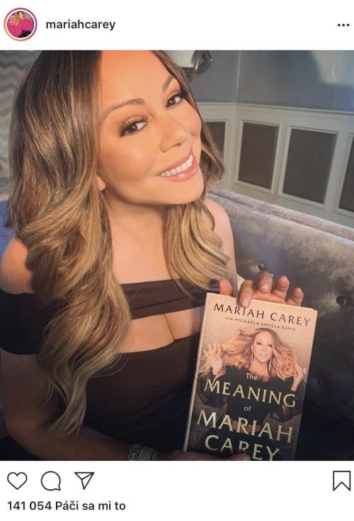 Mariah Carey hrdo pózuje so svojou knihou. 