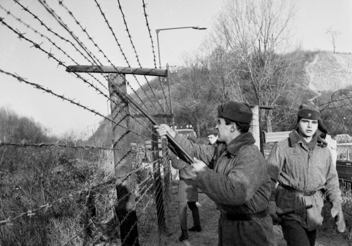 11. decembra 1989 vojaci útvaru veliteľstva pohraničnej stráže Bratislava začali odstraňovať ženijno-technické zátarasy v hraničnom pásme pri Devíne.