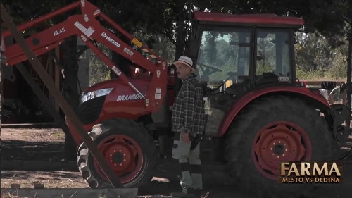 Martin Bagár si omylom zabuchol kľúče v traktore.