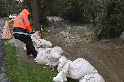 V obci Jaklovce v okrese Gelnica začali s vrecovaním, dobrovoľní hasiči pomáhajú s odčerpávaním vody z pivníc