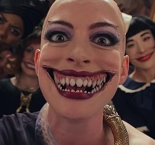 Anne Hathaway vo filme Čarodejnice. 
