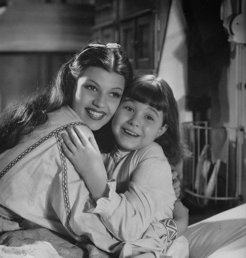 Rita Hayworth (vľavo)