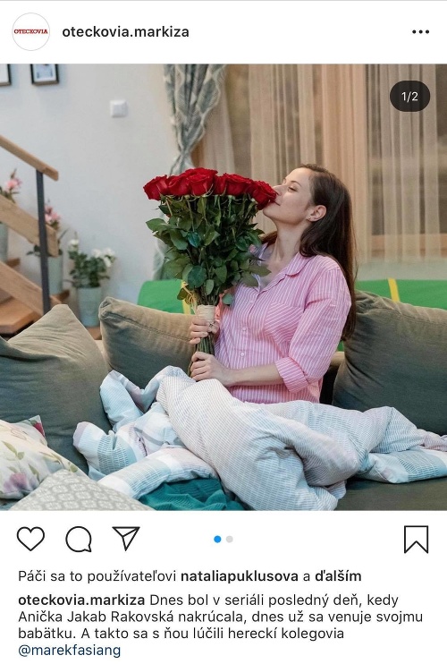 Anička Jakab Rakovská sa v piatok poslednýkrát objavila v seriáli Oteckovia. Kolegovia jej dali na rozlúčku kyticu ruží.