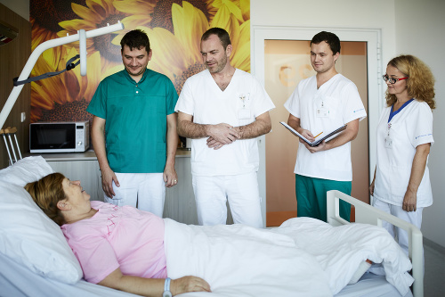 Umelého kolena sa nemusíte