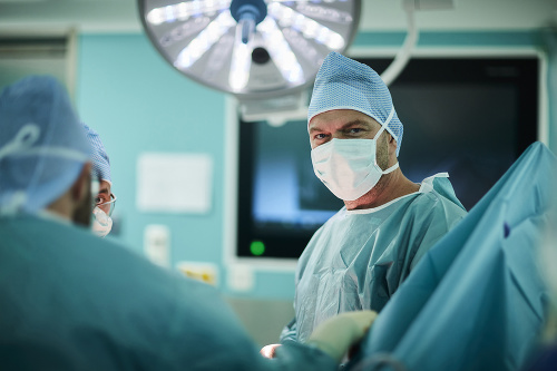 Umelého kolena sa nemusíte