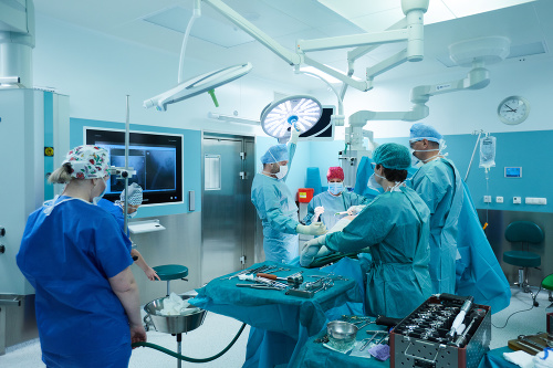 Umelého kolena sa nemusíte