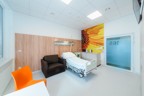 Umelého kolena sa nemusíte