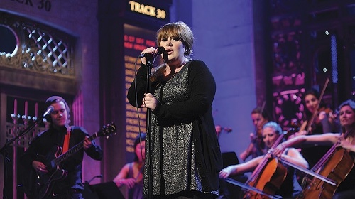 Speváćka Adele v šou Saturday Night Live v roku 2008.