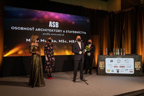 Milan Murcko pri preberaní