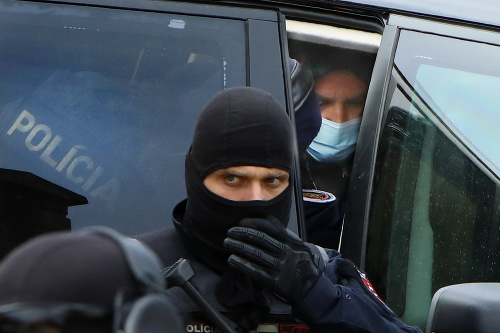 Ivan Bobocký mal podľa obvinenia sledovať politikov na pokyn zadržaného policajného exprezidenta Tibora Gašpara a ďalších funkcionárov. 
