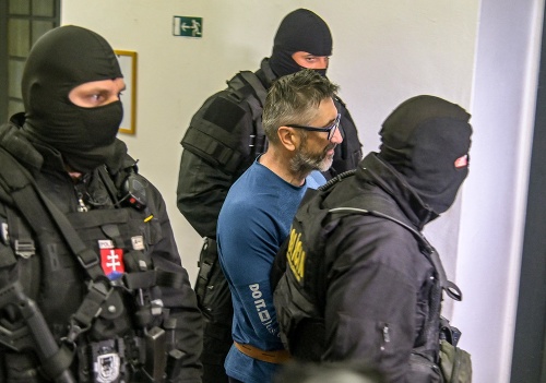 Policajti eskortujú obvineného Ľubomíra