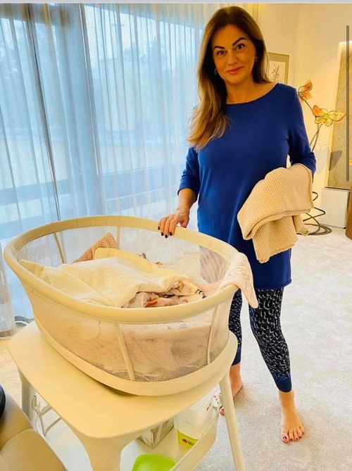 Monika Beňová sa na Facebooku pochválila fotkou z prvej oslavy jej dcérky. Politička týždeň po pôrode vyzerá výborne.
