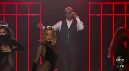 Jennifer Lopez a Maluma počas svojho vystúpenia. 