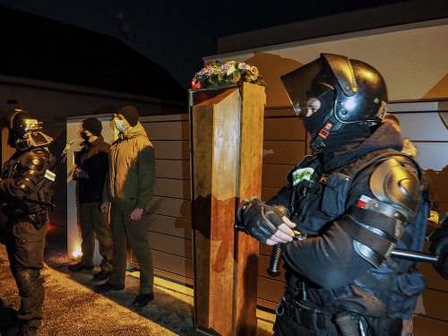 Protestujúci dokonca priniesli pred dom premiéra rakvu