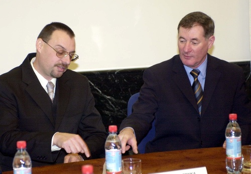 Dobroslav Trnka (vľavo) sa 2. februára 2004 v Bratislave ujal funkcie generálneho prokurátora. Do úradu ho uviedol predseda Národnej rady SR Pavol Hrušovský (vpravo).