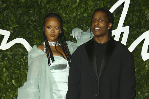 Rihanna a A$AP Rocky boli dlhoroční priatelia. Údajne sú z nich už milenci. 