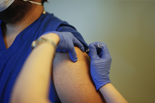 Británia začala s očkovaním