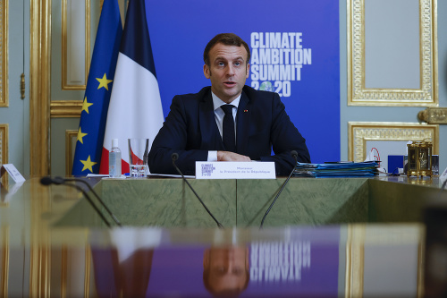 Emmanuel Macron počas samitu