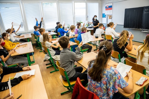 Približne 2 400 žiakov