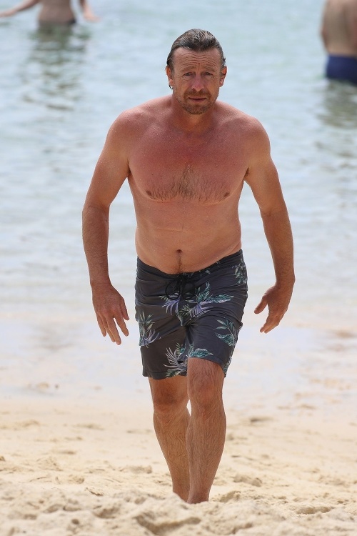 Takto vyzerá 51-ročný Simon Baker bez trička.