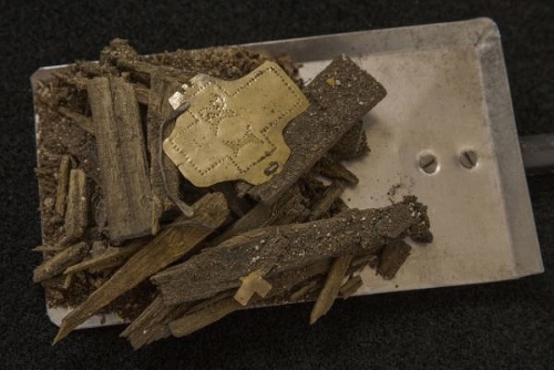 Trosky dreveného relikviára so zlatou doštičkou