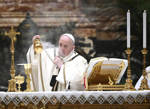 Pápež František celebruje svätú