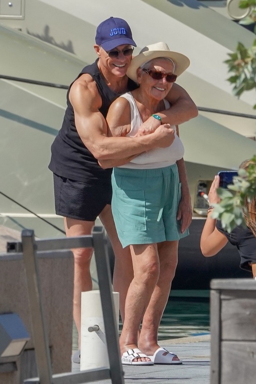Jean-Claude Van Damme vo vrúcnom objatí s milovanou mamou. 