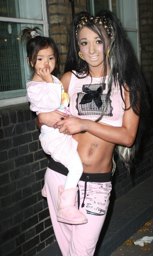19-ročná Chloe Khan so svojou dcérkou. 
