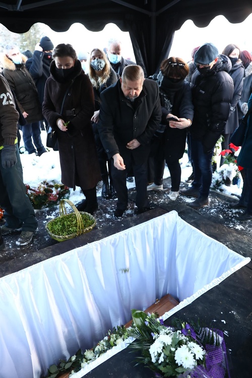 Na pohrebe Milana Lučanského bol Štefan Harabin bez rúška.