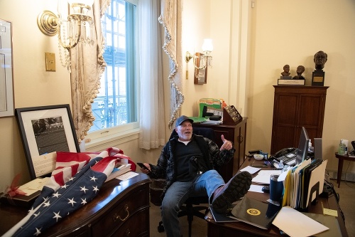 Richard Barnett sa nechal odfotografovať, ako v Pelosiovej kancelárii sedí v jej kresle s nohami na stole.