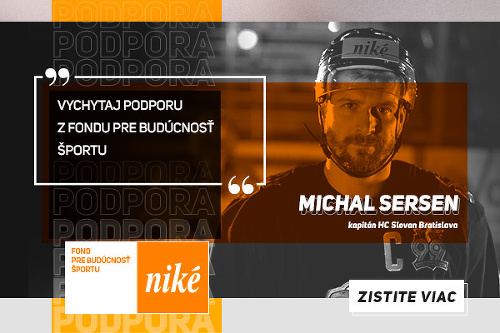 Nina na motorke predvádza