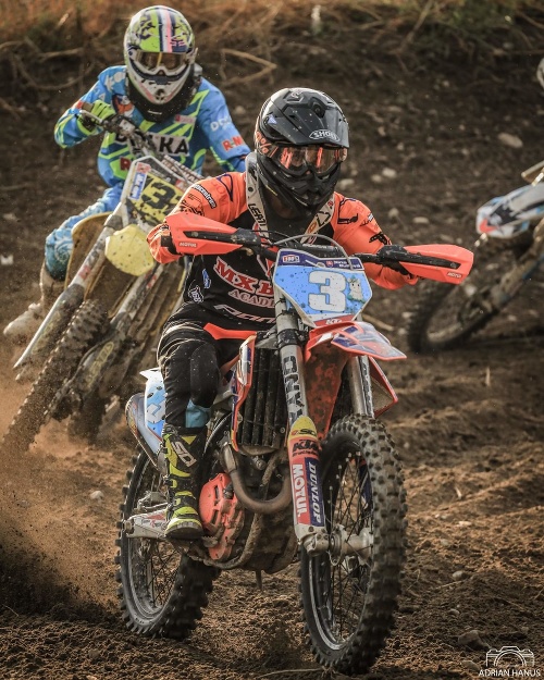 Nina na motorke predvádza