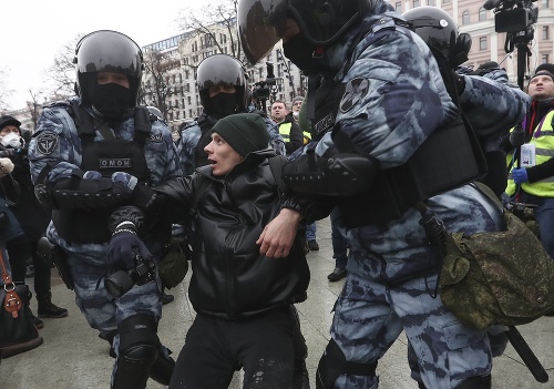 Na protestoch zadržali už