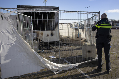 Výtržníci v Holandsku podpálili