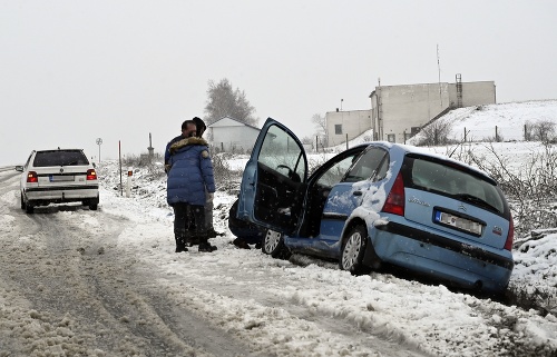 Na snímke dopravná nehoda za obcou Nový Ruskov v okrese Trebišov