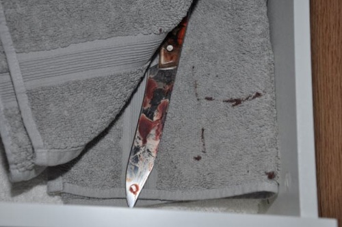 Nôž, ktorý našli skrytý v šuflíku v Juditinej izbe