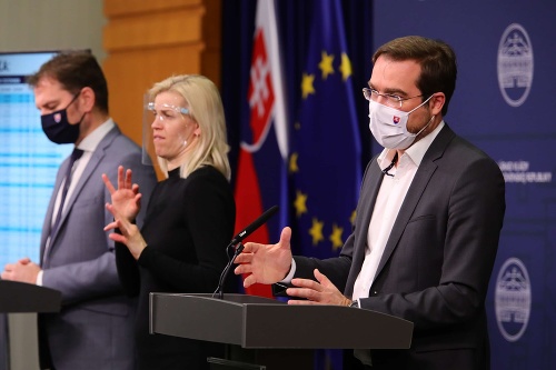 Vláda odporúča nosiť respirátory: