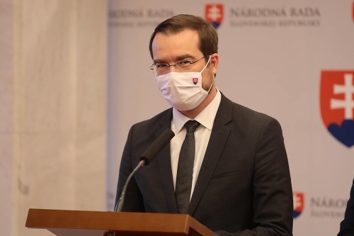 Vláda odporúča nosiť respirátory: