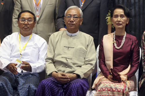 Premiérka Aun Schan Su Ťij (vpravo)