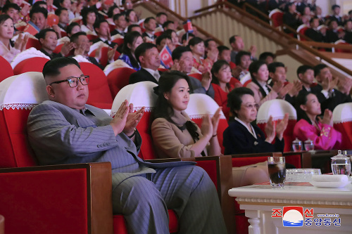 Na poslednom zábere z 25. januára 2020 je diktátor Kim Čong-n s manželkou Ri Sol Ču na verejnej akcii v divadle Samjiyon. 