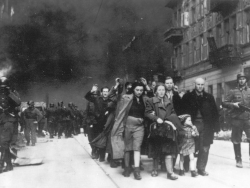Poľskí židia pochodujúci ulicami Varšavy