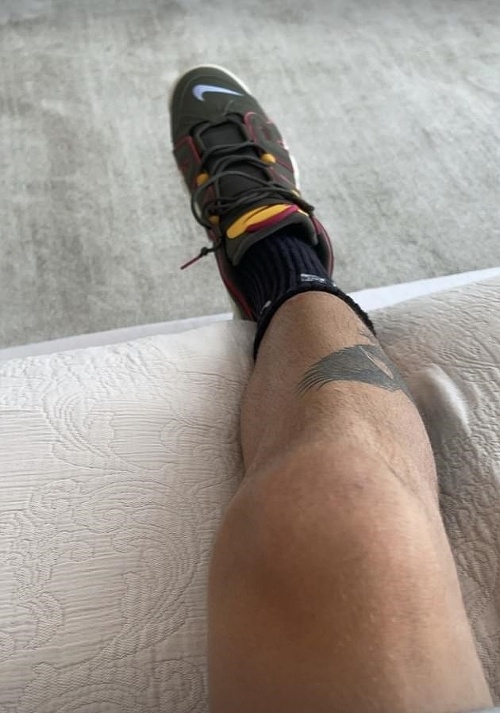 Romeo Beckham fanúšikom prezradil, že prvé tetovanie na jeho nohe je vlastne narodeninový darček. 