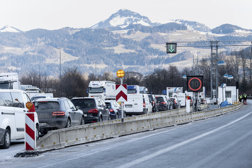 Autá prichádzajúce z Rakúska čakajú v kolóne na HP neďaleko nemeckého Kiefersfeldenu 15. februára