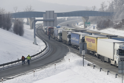 Na česko-nemeckých hraniciach sa po zavedení kontrol tvoria dlhé kolóny