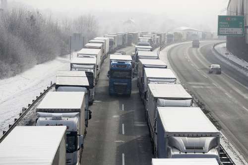 Kamióny čakajú v kolónach neďaleko Ústí nad Labem 15. februára