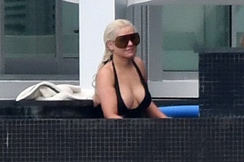 Takto momentálne vyzerá Christina Aguilera v plavkách. 