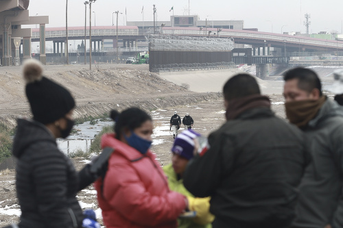 Migranti zadržaní pozdĺž rieky Rio Grande.