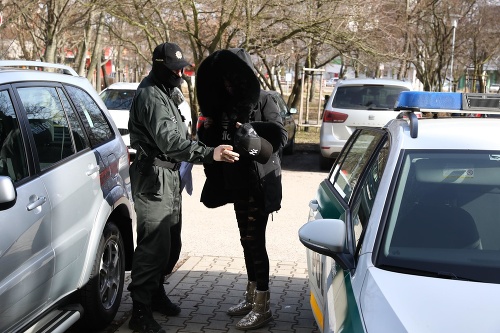 Policajná eskorta priviedla Miroslavu Fabušovú na Okresný súd Bratislava III.