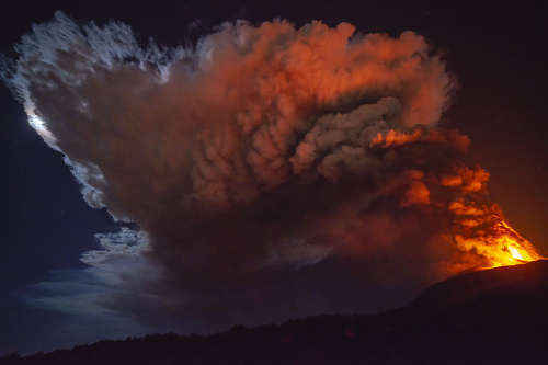 Sopka Etna opäť chrlila