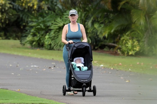 Celebritná mamina Katy Perry na prechádzke.